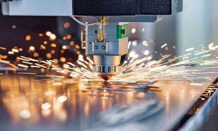 Laser cutting of a metal component in the factory